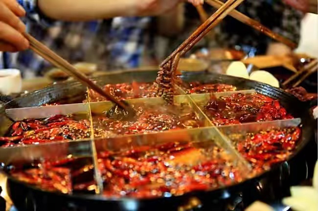 吃火锅时，辣锅总是比清汤锅先开，是因为辣锅当中有添加剂吗？ 